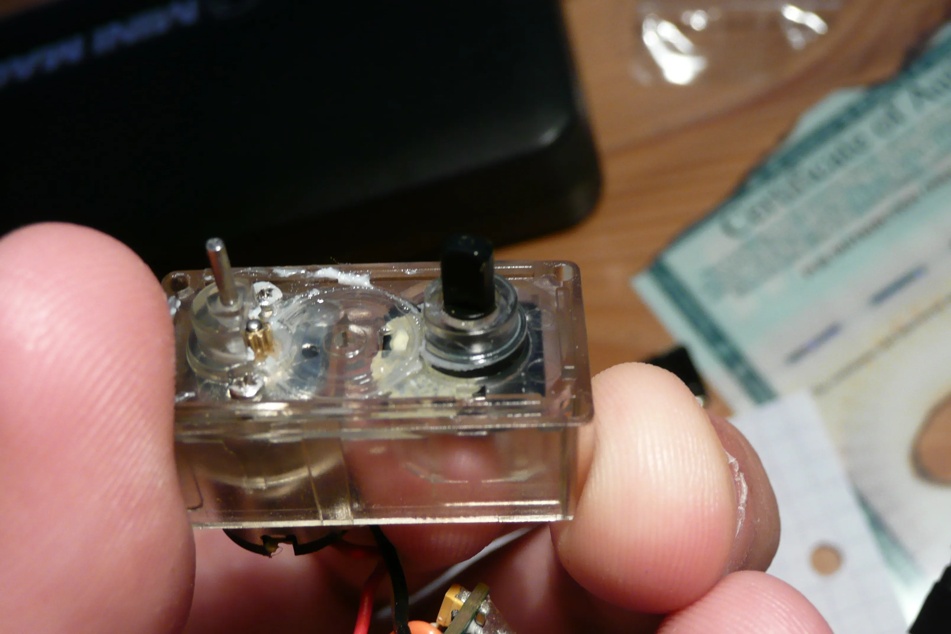 Geöffneter GWS IQ-220BB Servo